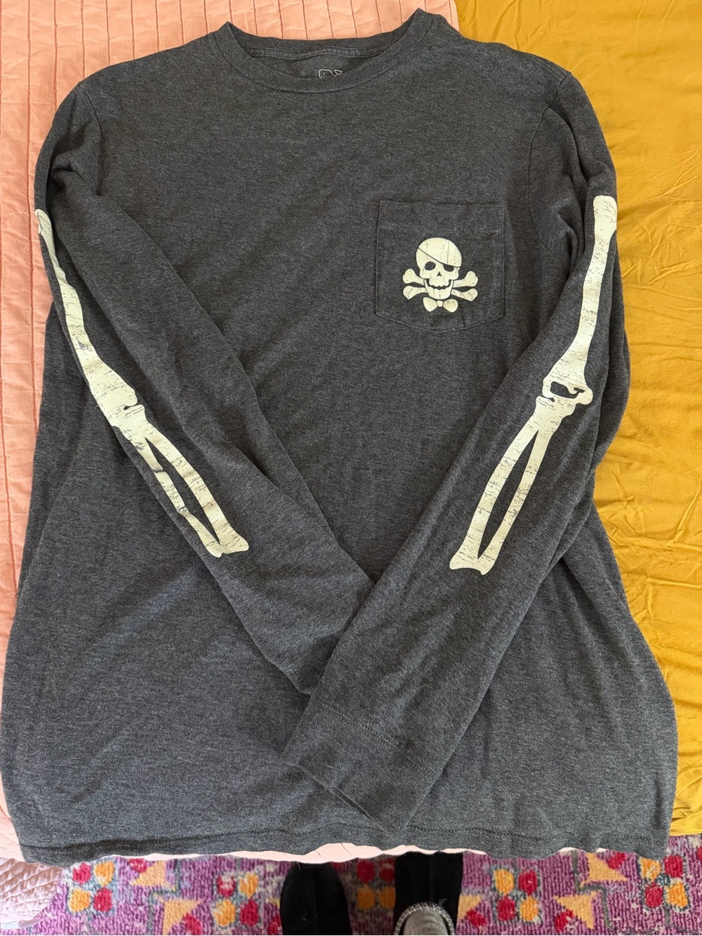 Vineyard Vines Dark Gray Long-Sleeve Tee with Cream Skull & Bone Prints